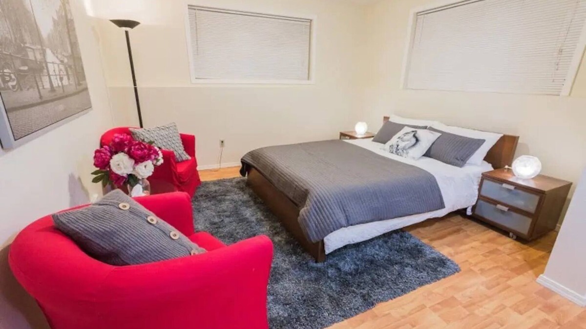 Tukwila House | Comfy Two Bedroom Retreat Minutes to Airport Bus Transit Link Rail Supermarket