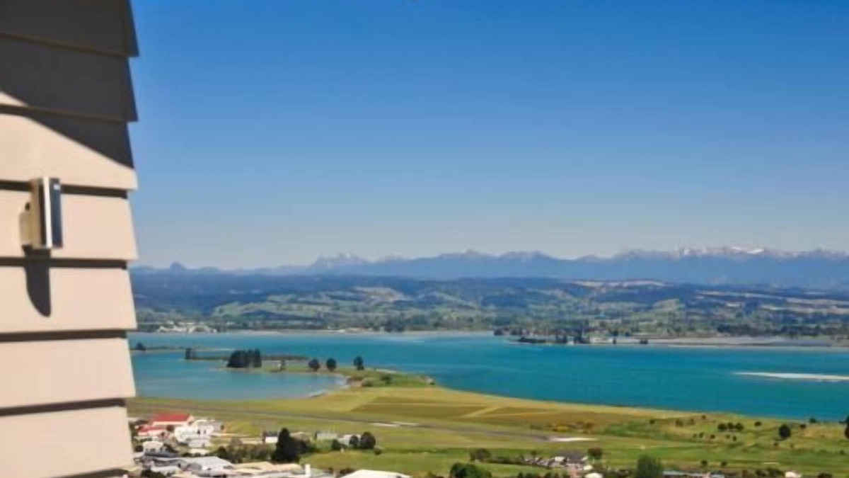 Britannia Heights House | 'Commodore' - Modern with Panoramic Sea Views!