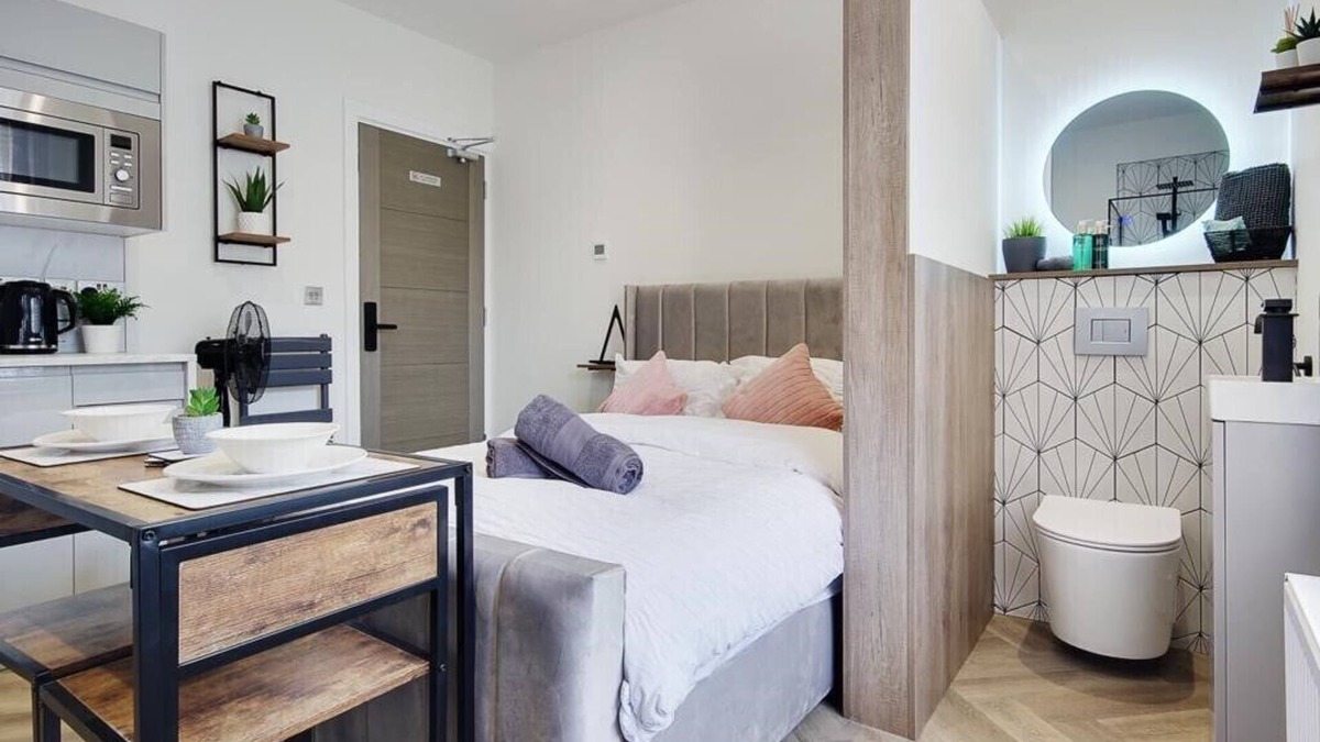 Westbourne Apartment | Compact Unique Suite