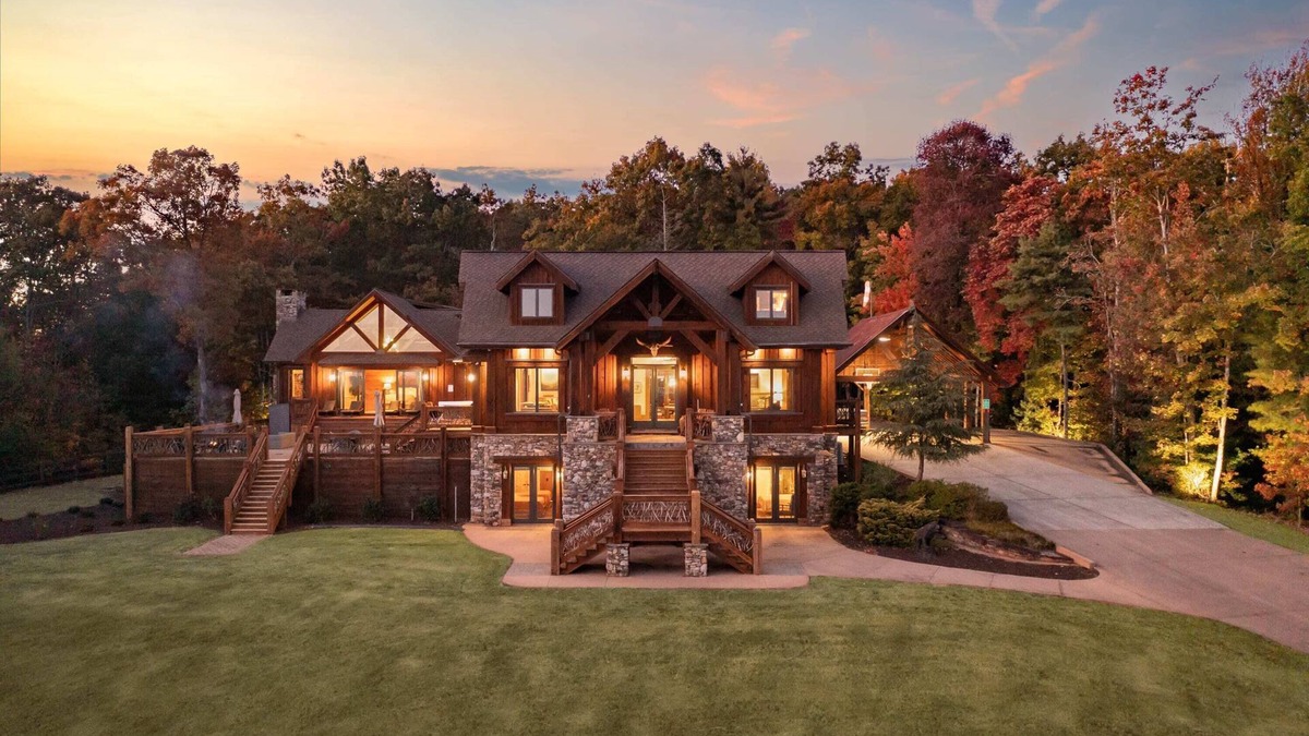 Helen Cabin | Company Retreats | Reunions | Weddings |Pickleball