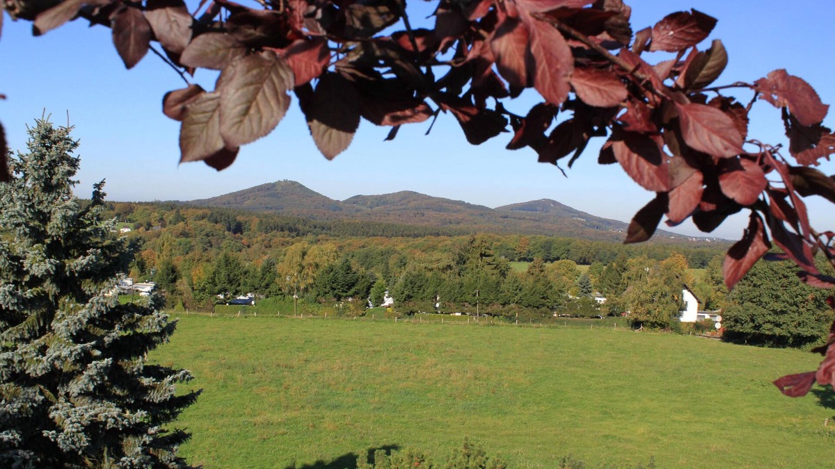 Himberg Hotel | compl. Holiday house in quiet location with balcony, garden and distant view