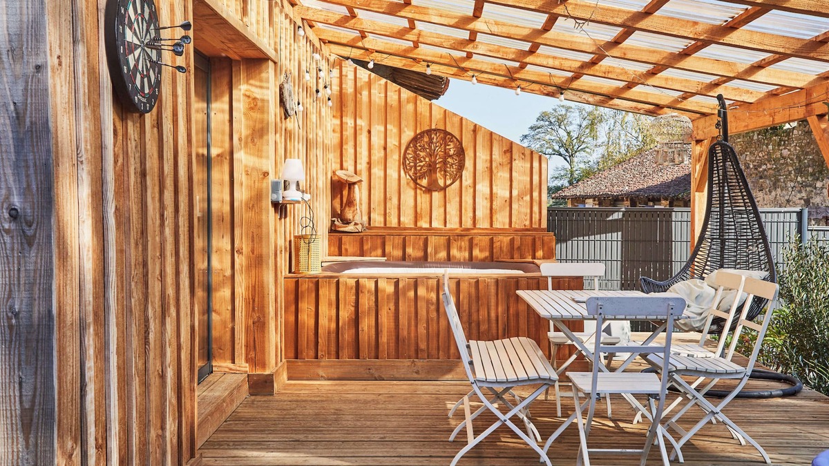 Aixe-sur-Vienne House | Complete gîte for 11 people with jacuzzi, fenced garden and pets allowed.