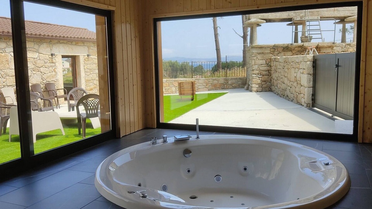 Laxe Cottage | Complete House with the best of a rural environment and just 1km from the beach