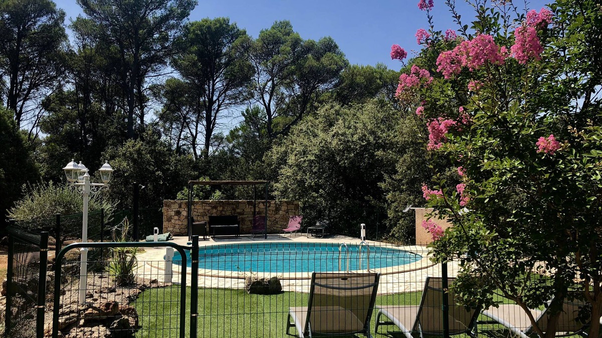 Entrecasteaux House | Completely renovated, air-conditioned sheepfold in the middle of the pines