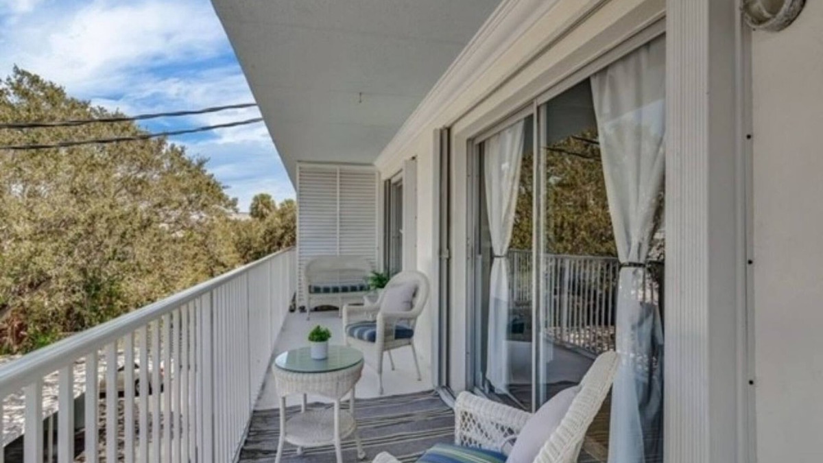 Central Beach Condo | Completely updated condo in perfect location 2 blocks to beach and Ocean Drive
