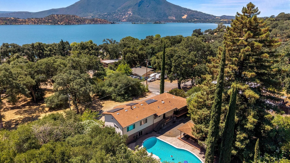 Clear Lake House | Compound by the Lake with Private Pool