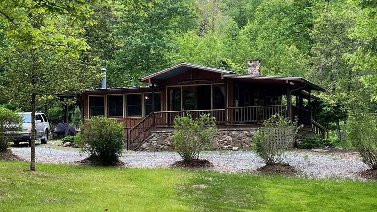 Clarkesville Cabin | Cona LaPrade Cabin - located next to LaPrade's Marina on beautiful Lake Burton.
