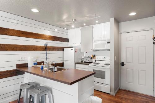 Harbor Village House | Condo #202 - Inn Bldg