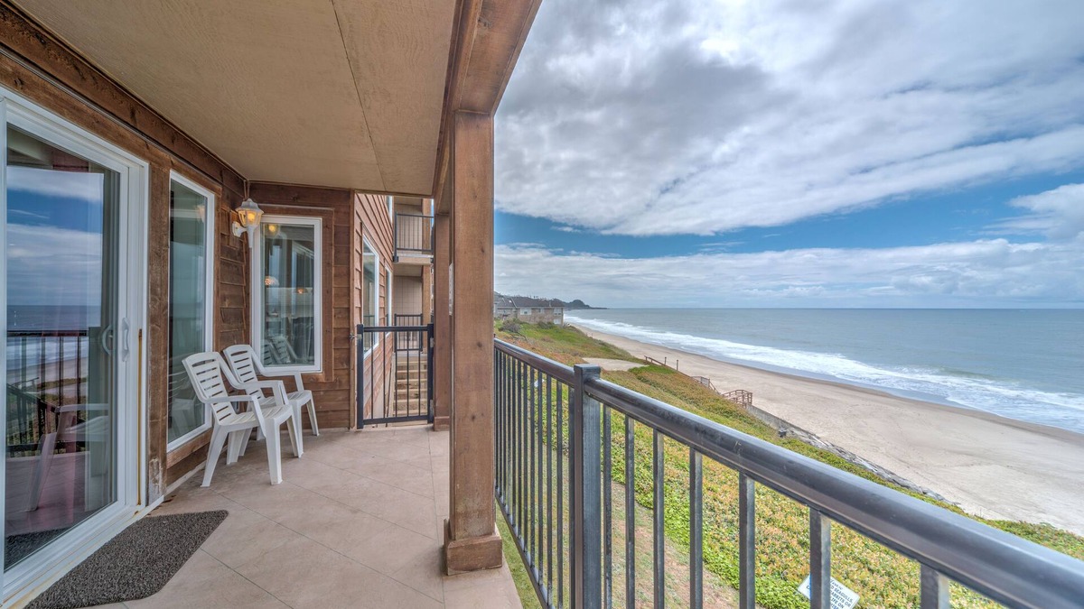 Lincoln Beach Condo | Condo #29 has AMAZING unsurpassed views of the Pacific Ocean!