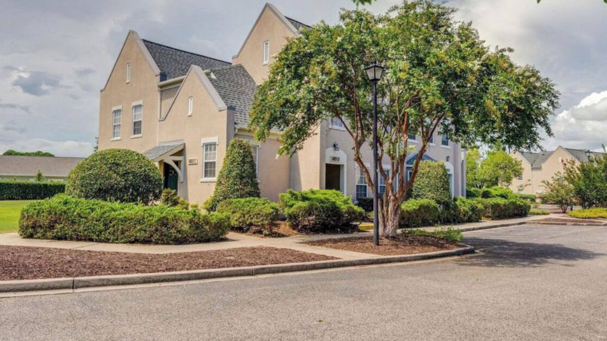 Red Hill Condo | Condo in Legends Golf Course Resort with a great Pub Next Door to the Unit