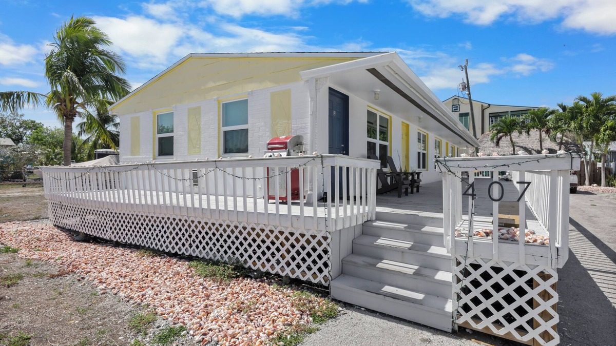 Goodland Condo | Condo located in Goodland just a short walk from great food
