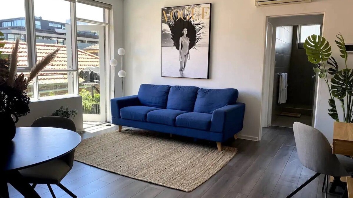 Elwood Apartment | Condo Moments to Elwood Beach and Village