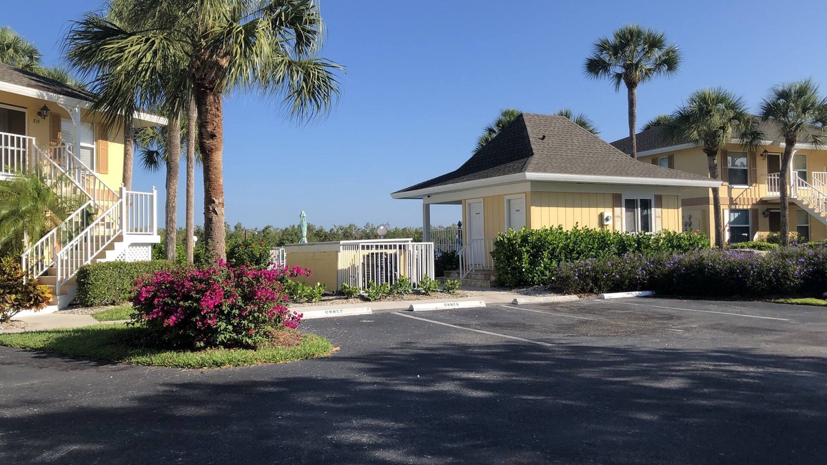 Hammock Bay Condo | Condo Near Marco Island On Gorgeous Lake ,Pool Steps Away.