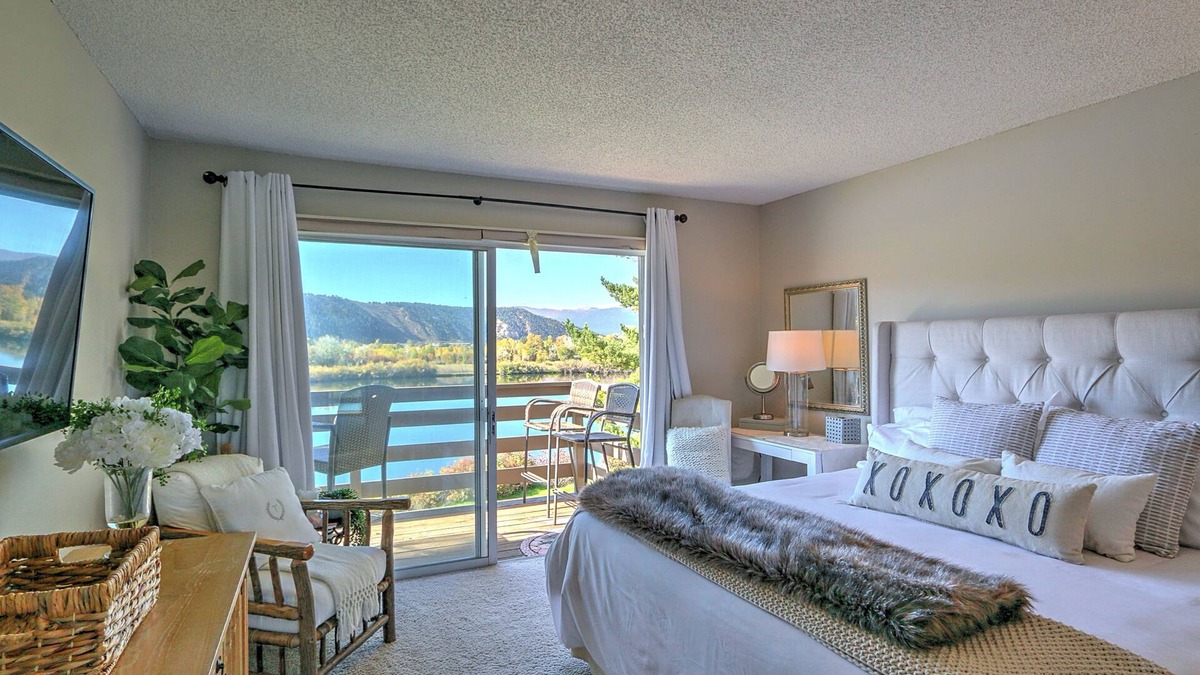 Carbondale Condo | Condo Overlooking Pond w/2 Fly Fishing Badges, Golf, Tennis & 24 Mi. to Aspen!