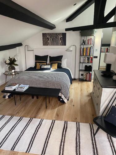 Puvis De Chavannes - Le Lycee Bed & Breakfast | Confort et raffinement au cœur du 6ème