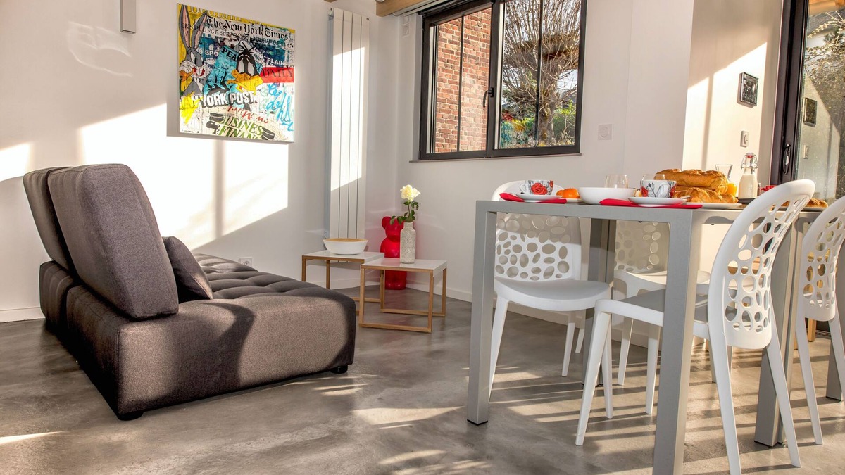 Honfleur House | Connected tiny house 2 bedrooms terrace private parking giant cinema screen
