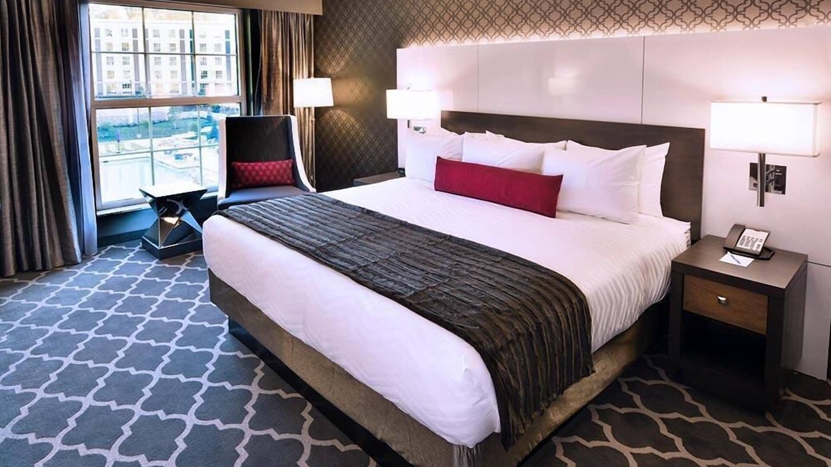 Whitehaven Hotel | Connecting King Courtyard-Outdoor Pool -Restaurants -Gym -Airport Shuttle