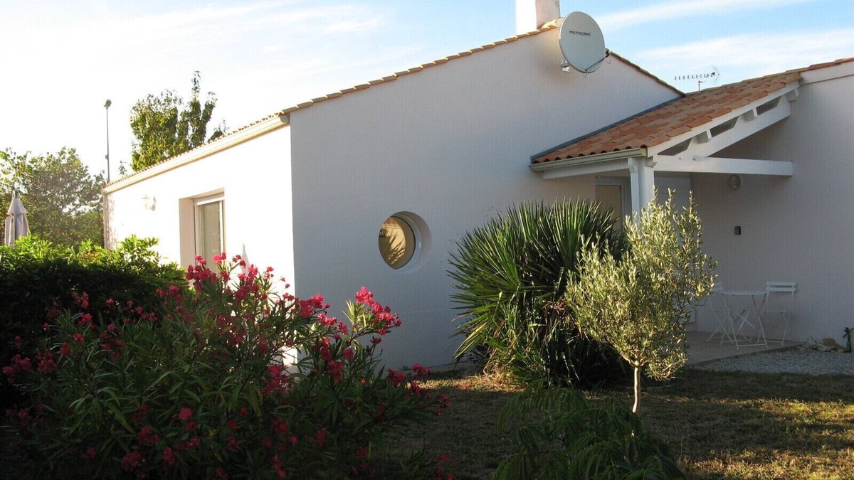 Saint-Hilaire-la-Foret Villa | Contemporary villa, 5 minutes walk from the village, 4. 5km from the sea.