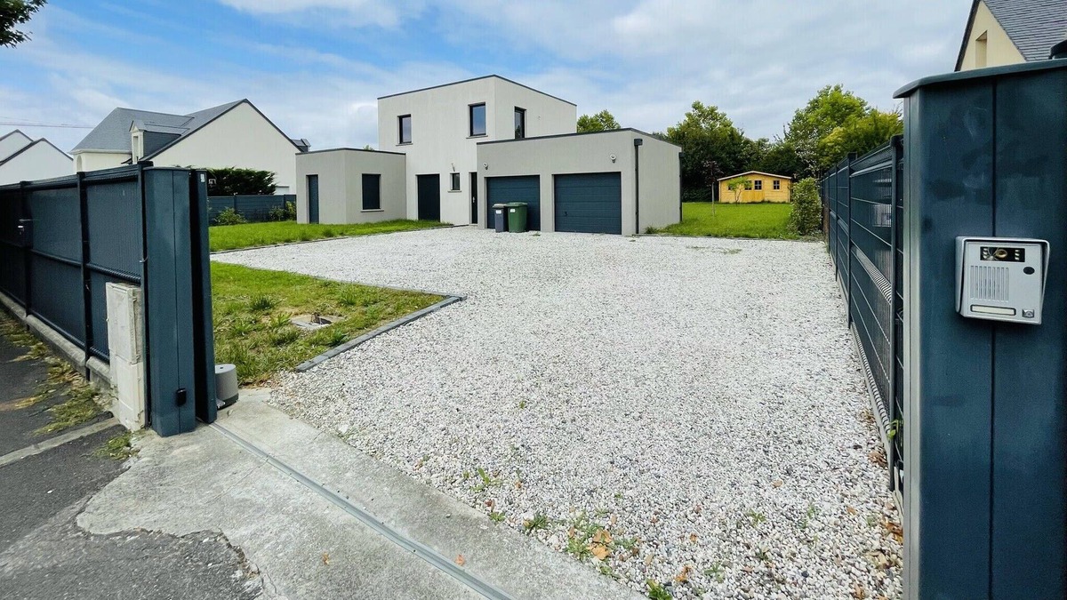 Saint-Cyr-sur-Loire House | Contemporary house with garden in Saint-Cyr-sur-Loire