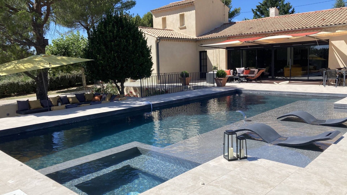 Saumane-de-Vaucluse House | Contemporary house with pool and outbuilding