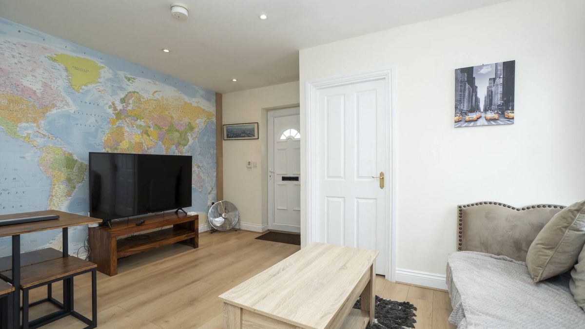 Southville Apartment | Contemporary 2 bed flat in Bristol, Free Parking