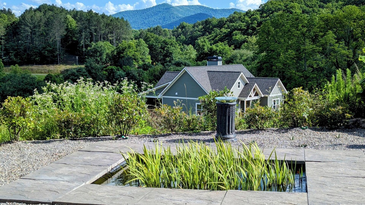 Warne House | Contemporary 2-bedroom Bungalow with Sunsets, Wildlife, Southwestern Gardens