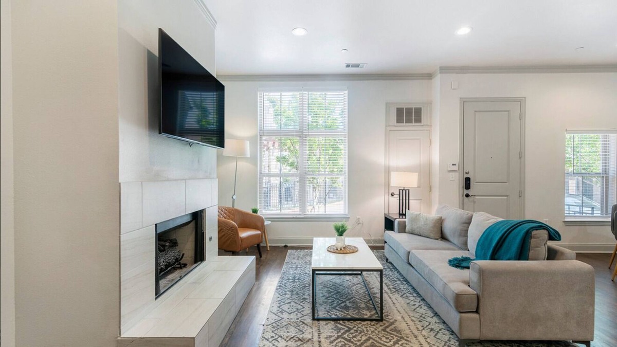 Highland Park Apartment | Contemporary 3BR, in unit Washer/Dryer, FREE parking with all amenities!