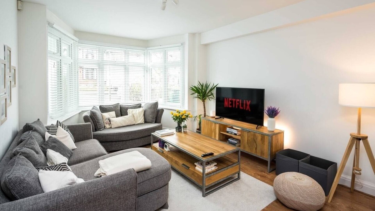 Woodhouse House | Contemporary 5 Bedroom with Garden North Finchley