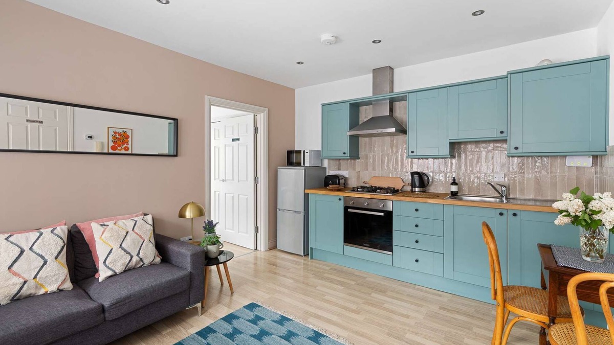 Roath Apartment | Contemporary Apt with Balcony by Black Door Stays