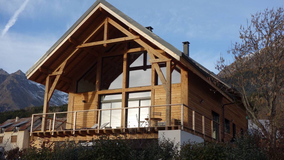 Puy-Saint-Eusebe Ski Chalet | Contemporary chalet on the heights of Lake Serre-ponçon