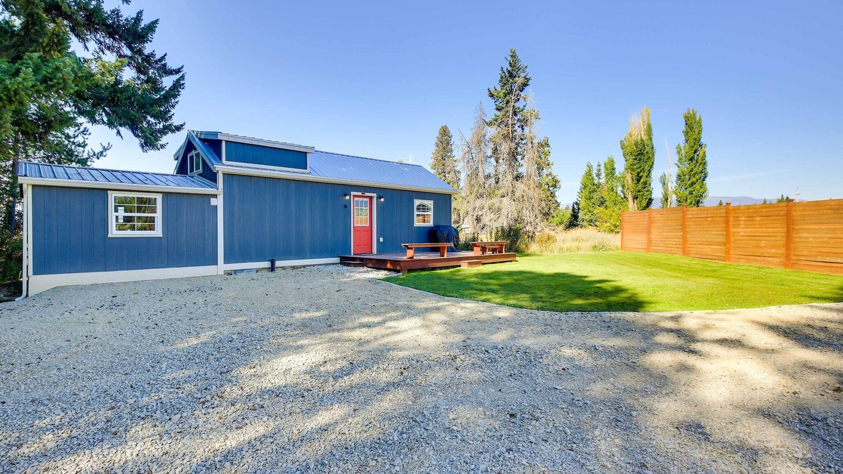 Bonners Ferry Cabin | Contemporary Cabin w/Mountain Views & Deck