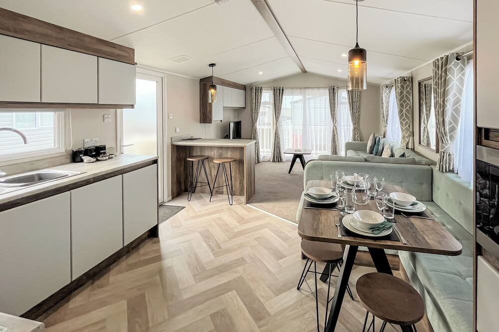 Llwyngwril House | Contemporary caravan with one double and one twin.