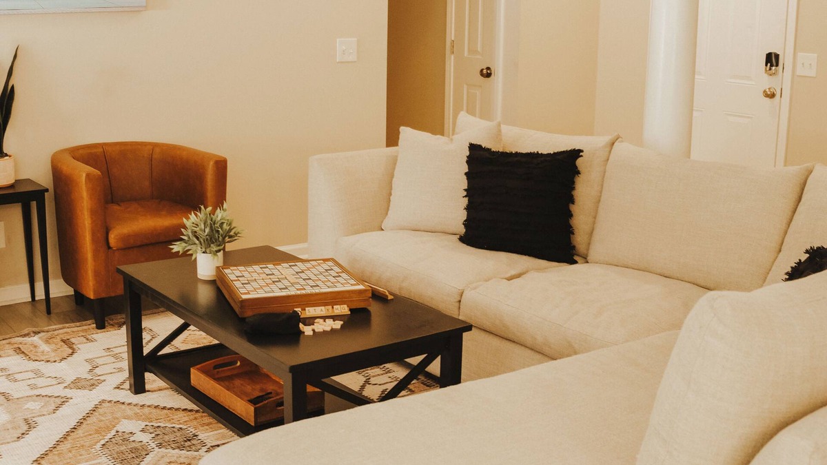 Savannah House | Contemporary Charm in Savannah, 16 minutes to Downtown Historic District!