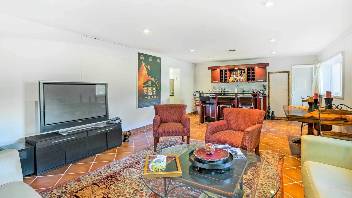 Silverton Apartment | Contemporary Cincinnati Apt w/WiFi, Near Kenwood!