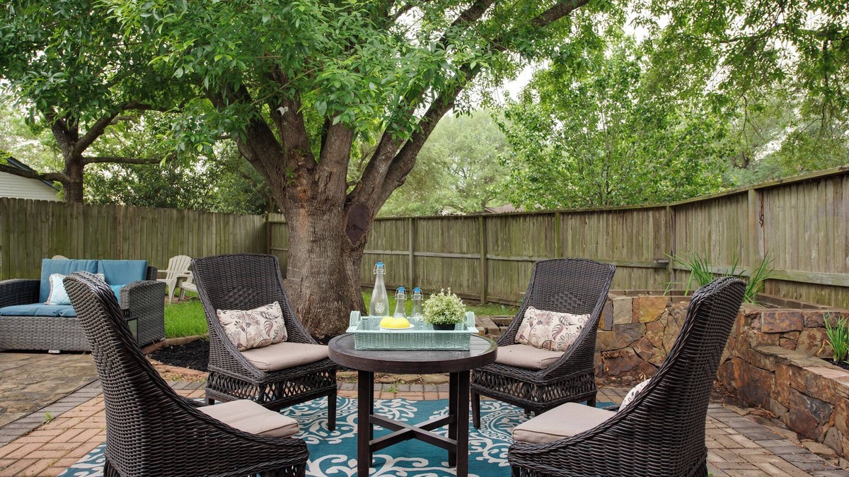 Barker House | Contemporary Comfort with Quick WiFi and a Gorgeous Backyard