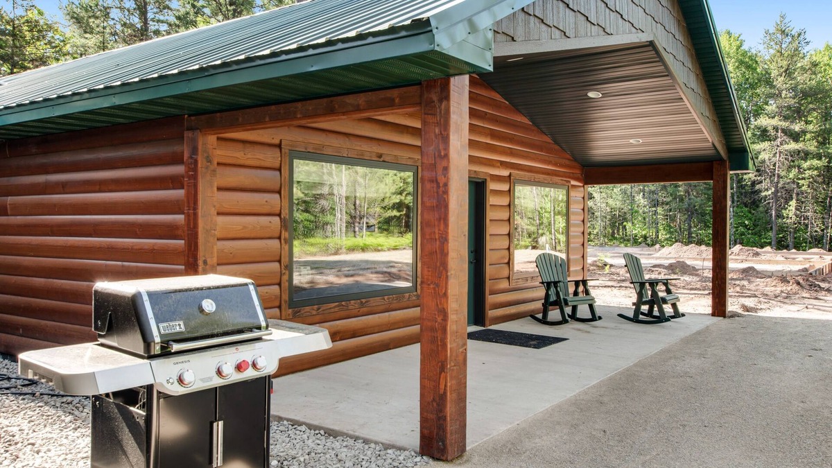 Conover House | Contemporary dog-friendly cabins with hot tub, fireplaces, patios, & washers + dryers