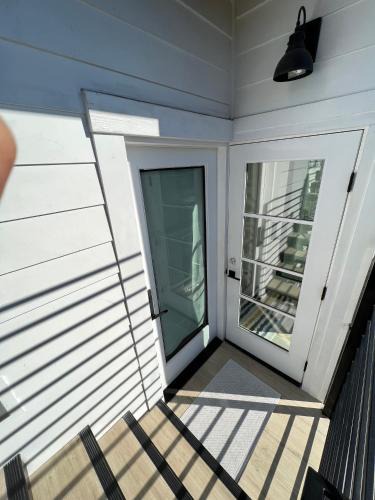 Ocean Park House | Contemporary Guest Studio with Roof-top Deck Walk to Santa Monica Beach
