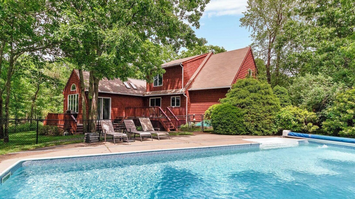 Hampton Bays House | Contemporary Hampton Bays home on one acre of manicured lawn, private pool,.