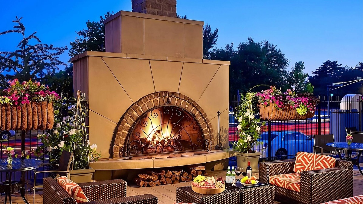 Central West End Hotel | Contemporary Hotel in Central West End district! 3 Spacious Spaces Parking, Pool