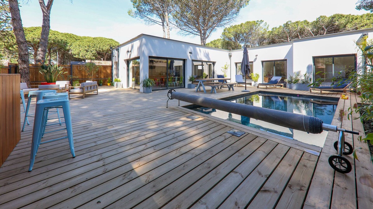 Aigues-Mortes House | Contemporary house with heated pool in a magnificent pine forest