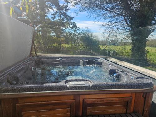 Kilsallaghan Cabin | Contemporary Dublin Suite with hot tub