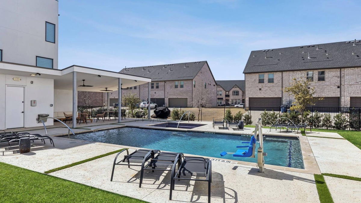Farmers Branch House | Contemporary Luxury Smart Home with Rooftop Oasis