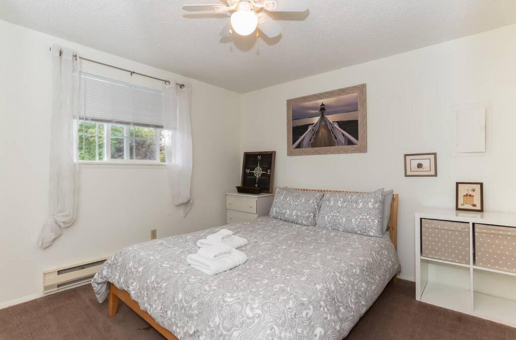 Kent Apartment | Contemporary, marine 2bd/1ba Apartment C in Kent
