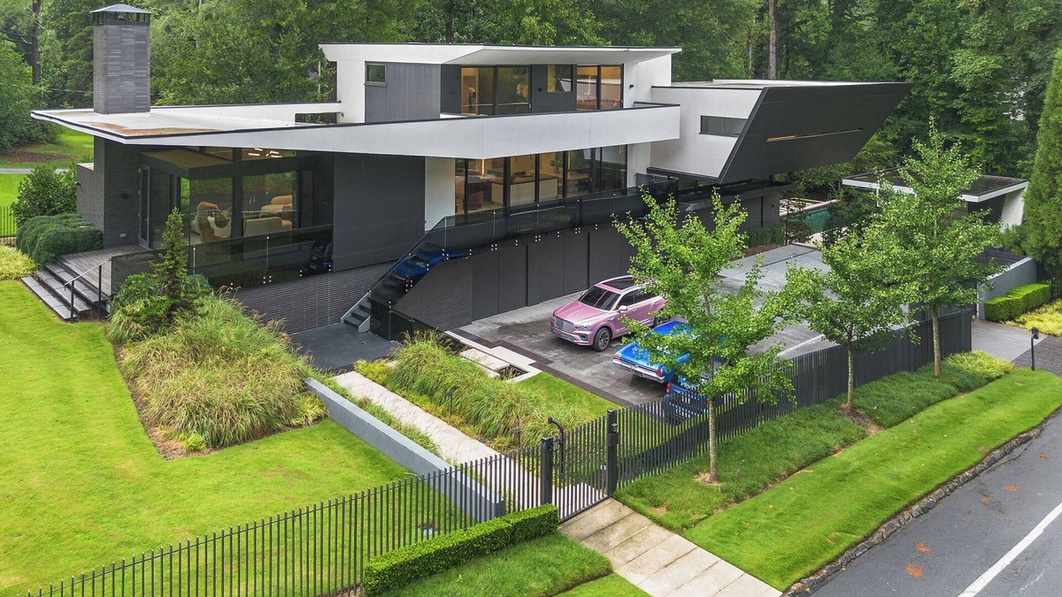 North Buckhead House | Contemporary Modern estate in delightful Atlanta with an infinity swimming pool