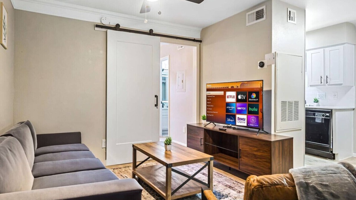 Brentwood Apartment | Contemporary One Bedroom One Bath with Pool Acces