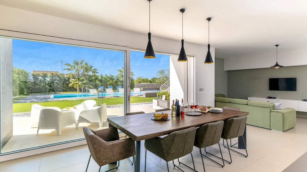 Noci House | Contemporary property with Terrace and Sunbathing Area