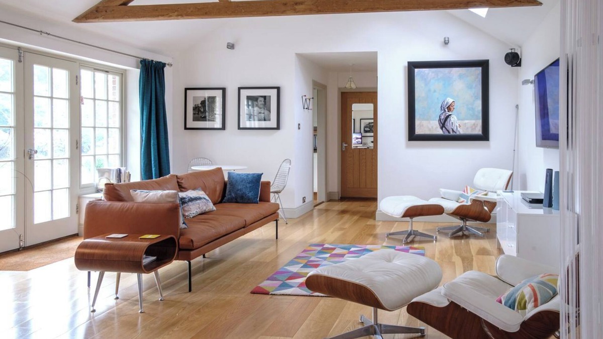 Pagham Apartment | Contemporary & sleek self-catering space, with secure off-street parking.