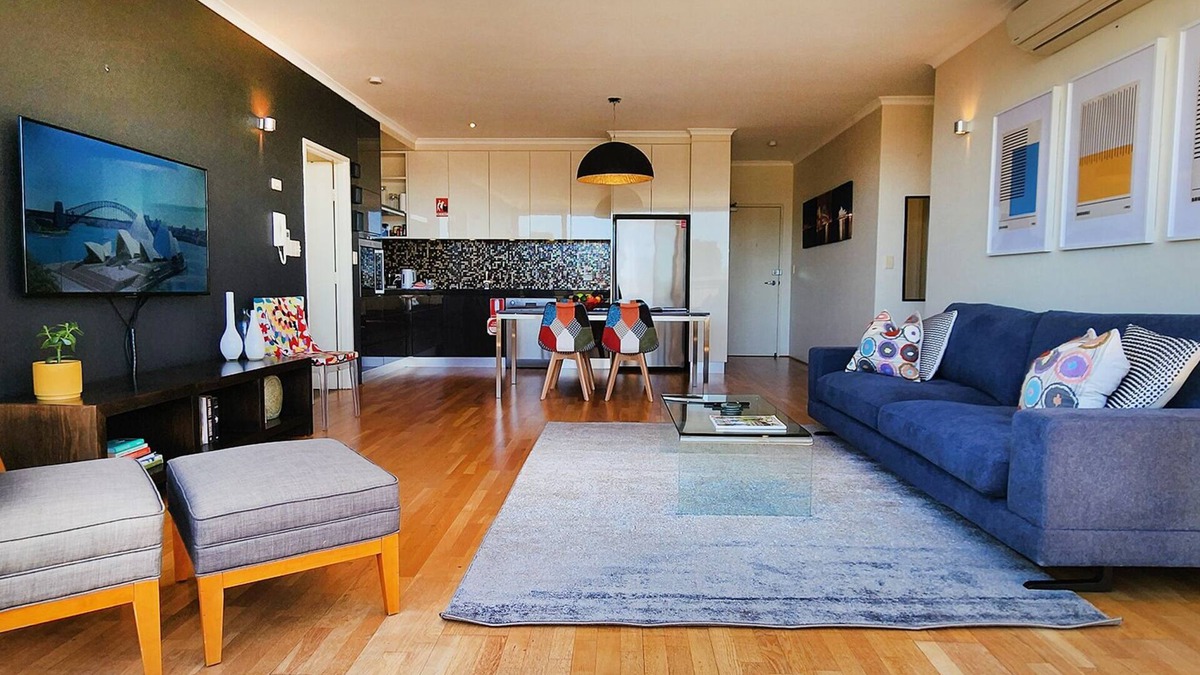 Redfern Apartment | Contemporary Top Floor Apartment with City Views