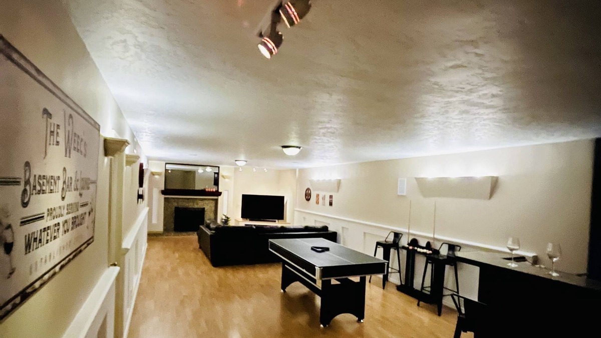 Tri-Cities House | Contemporary Traditional w/Pool, Wet Bar and Pool Table