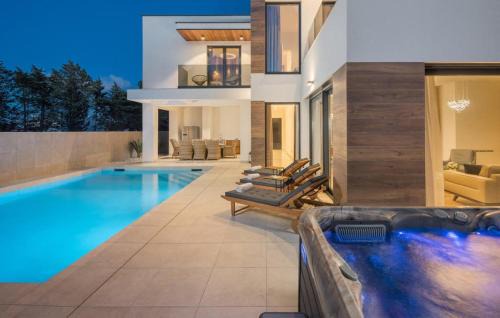 Petrovija Villa | Contemporary Villa Luxor